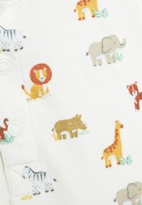 Kokvilnas bodijs ar baltu fona krāsu, kurā attēloti krāsaini dzīvnieku zīmējumi, tostarp lauva, žirafe, zilonis un zebras dažādās pozās.