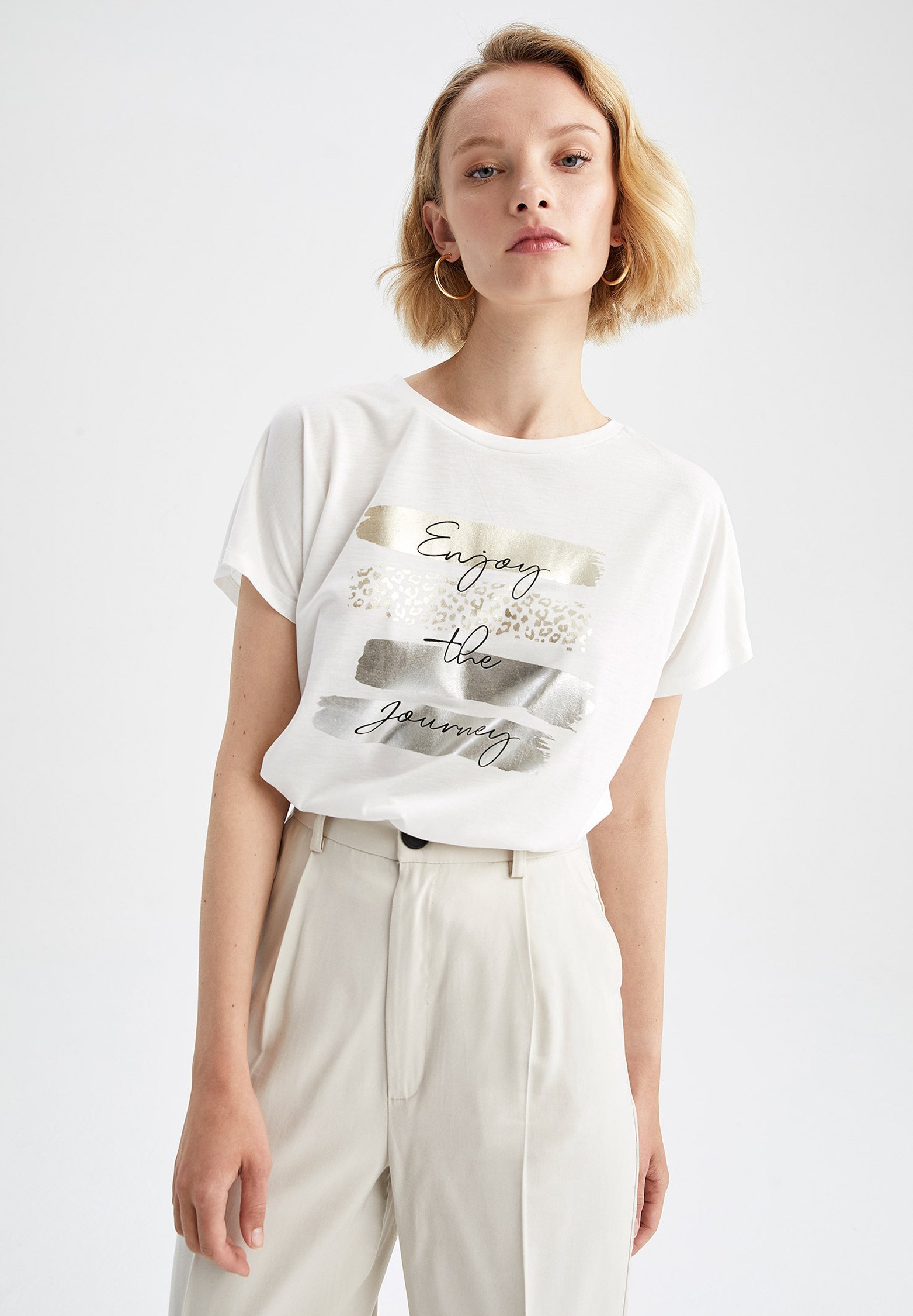 DeFacto Damen T-Shirt V-Ausschnitt – 100% Baumwolle, Normaler Schnitt, Weich & Atmungsaktiv