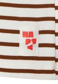 Gestreiftes Hemd in Weiß und Braun, mit einem quadratischen Etikett, auf dem das Wort "HAPPY" in fettem rotem Text auf Stoff gestickt ist.