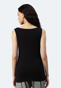 Top nero senza maniche con scollo rotondo, realizzato in tessuto morbido, caratterizzato da una vestibilità rilassata e orlo curvo, mostrato da dietro.