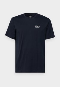 Svart kortärmad T-shirt med rund halsringning och vit "EA7 Emporio Armani"-logga på vänster bröst.