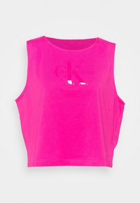 Světle růžový bezrukávový crop top vyrobený z bavlny, s lesklým logem "CK" a textem "CALVIN KLEIN JEANS" vytištěným pod ním.