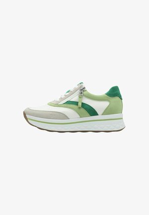Sneakers met een mix van witte leren en groene suède accenten, een textuurzool, een ronde vorm en een ritssluiting aan de zijkant.