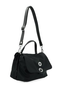 Borsa nera realizzata in materiale sintetico con un design strutturato, dotata di chiusura a pattina, due bottoni argentati e una tracolla removibile.