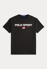 Μαύρο κοντομάνικο μπλουζάκι με το κείμενο "POLO SPORT RALPH LAUREN" και μια μικρή αμερικανική σημαία τυπωμένη στο κέντρο μπροστά.