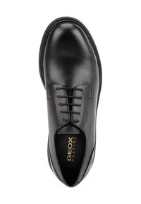Scarpa da dress in pelle nera con finitura liscia, punta tonda e design con allacciatura a cinque occhielli. Presenta il marchio dorato "GEOX RESPIRA".