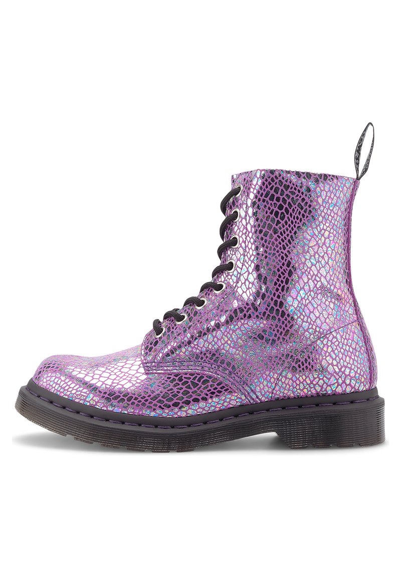 Botte de combat métallique violette avec texture reptile, lacets noirs et semelle noire contrastante. Dotée d'une languette au talon.