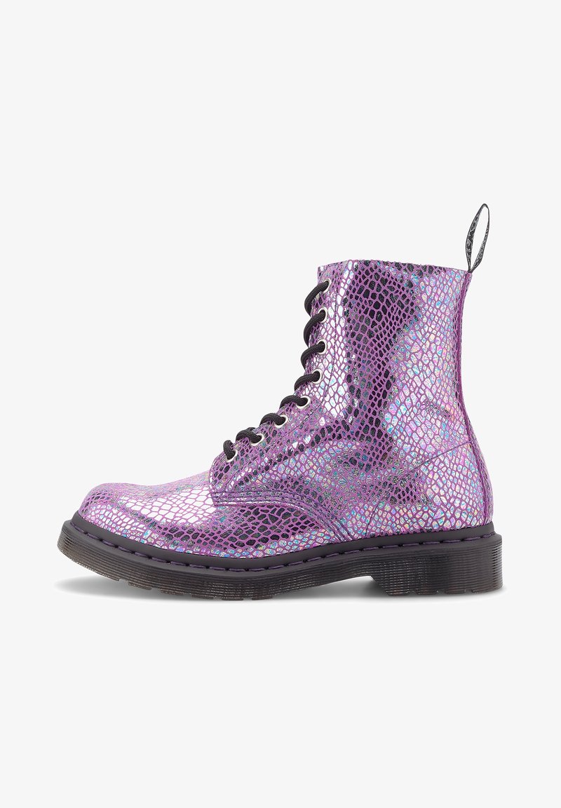 Botte de combat métallique violette avec texture reptile, lacets noirs et semelle noire contrastante. Dotée d'une languette au talon.