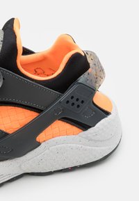 Nike Sportswear AIR HUARACHE CRATER PRM UNISEX - Tenisky - anthracite/black/atomic orange/white/volt