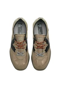 Sneakers beige e neri con tomaia texturizzata, caratterizzati da lacci a contrasto in arancione e grigio, e colletto imbottito. Suola piatta.