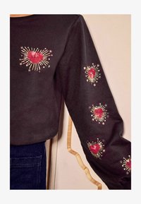 Unselected, burgundy red