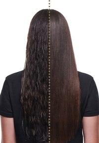 Cheveux longs et foncés vus de dos, côté gauche bouclés et mouillés, côté droit raides et secs, séparés par une ligne verticale pointillée.