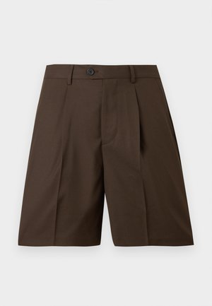 Shorts marron sur mesure, arrivant jusqu'aux genoux, avec passants pour ceinture, fermeture à bouton et plis à l'avant, présentés sur un fond blanc.