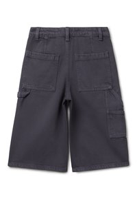 Pantalones cortos de carga de color gris oscuro, hechos de un tejido duradero, con dos bolsillos traseros y un bolsillo lateral de utilidad, con un diseño de corte recto.
