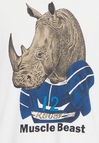 Ilustrācija ar reņģēdāju, kas valkā zilu regbija kreklu ar baltām svītrām, ar numuru 12, uz balta t-kreklu fona.