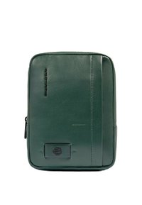 Zaino in pelle verde scuro con una texture liscia, forma rettangolare, logo in rilievo e tasca laterale con cerniera per una conservazione sicura.