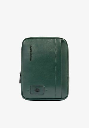 Dunkelgrüner Leder-Rucksack mit glatter Textur, rechteckiger Form, geprägt Logo und seitlicher Reißverschlusstasche zur sicheren Aufbewahrung.