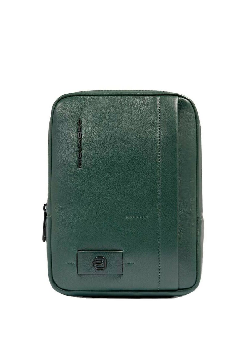 Zaino in pelle verde scuro con una texture liscia, forma rettangolare, logo in rilievo e tasca laterale con cerniera per una conservazione sicura.