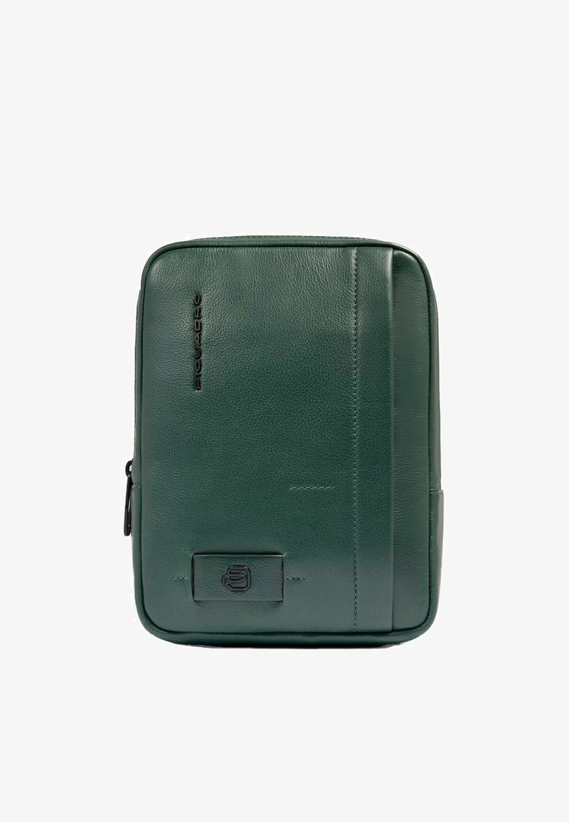 Zaino in pelle verde scuro con una texture liscia, forma rettangolare, logo in rilievo e tasca laterale con cerniera per una conservazione sicura.