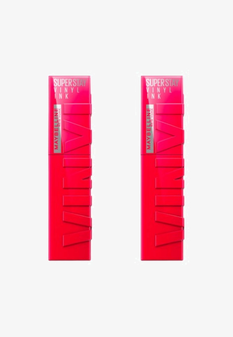 Produit pour lèvres rose vif avec une finition brillante. Présente un design rectangulaire avec du texte en relief et des accents argentés. Emballage compact.