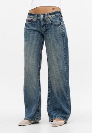 Vide bened jeans i lys blå vask, med vertikale striper, fem lommer og knappelukking i midjen.