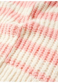 Neulepeite, jossa on vuorotellen pinkkejä ja valkoisia raitoja, ja joka on varustettu pörröisellä pinnalla sekä pehmeällä ja paksulla langarakenteella.