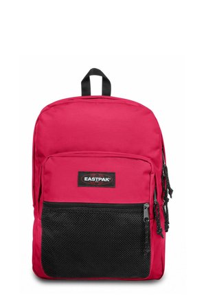 Sac à dos Eastpak rouge avec poche avant en maille noire, plusieurs curseurs de fermeture éclair et une poignée supérieure noire.