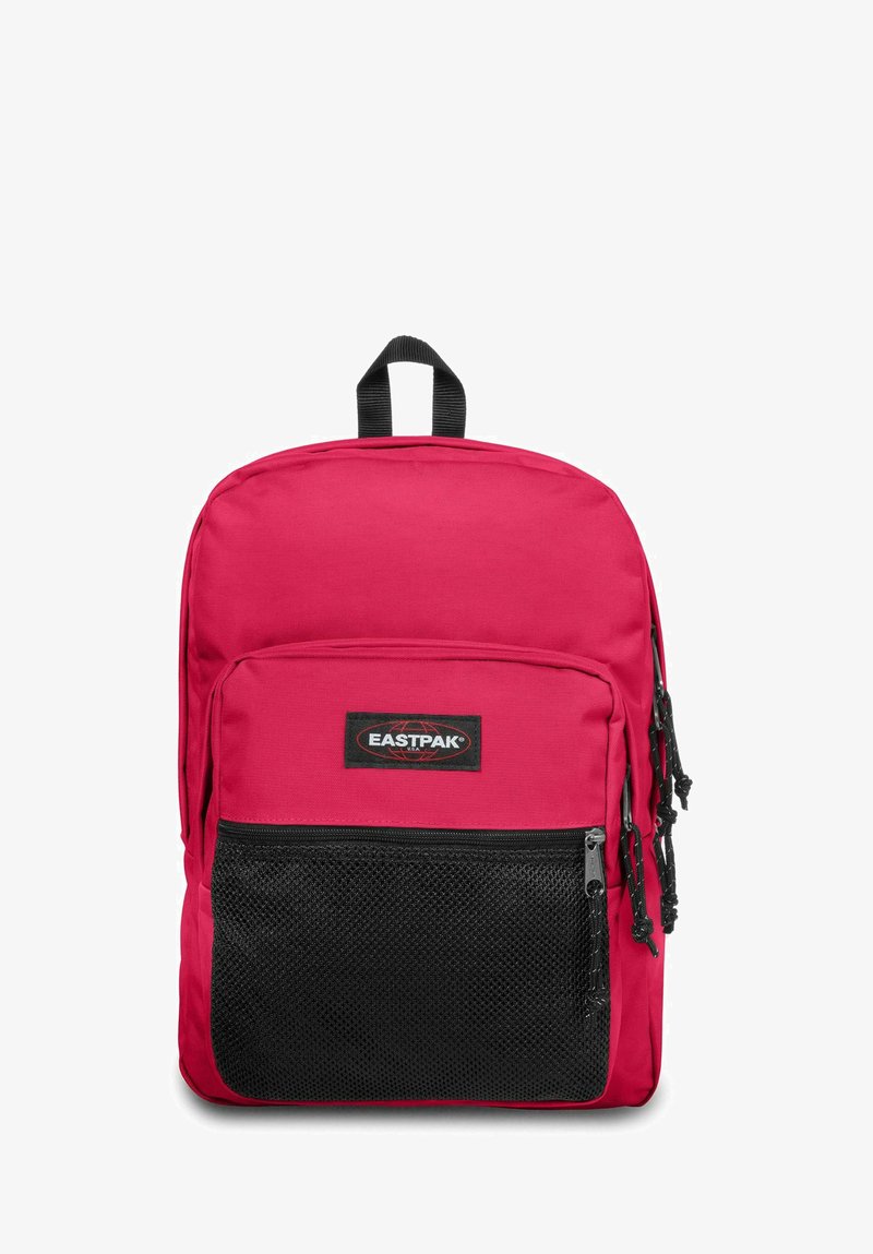 Sac à dos Eastpak rouge avec poche avant en maille noire, plusieurs curseurs de fermeture éclair et une poignée supérieure noire.