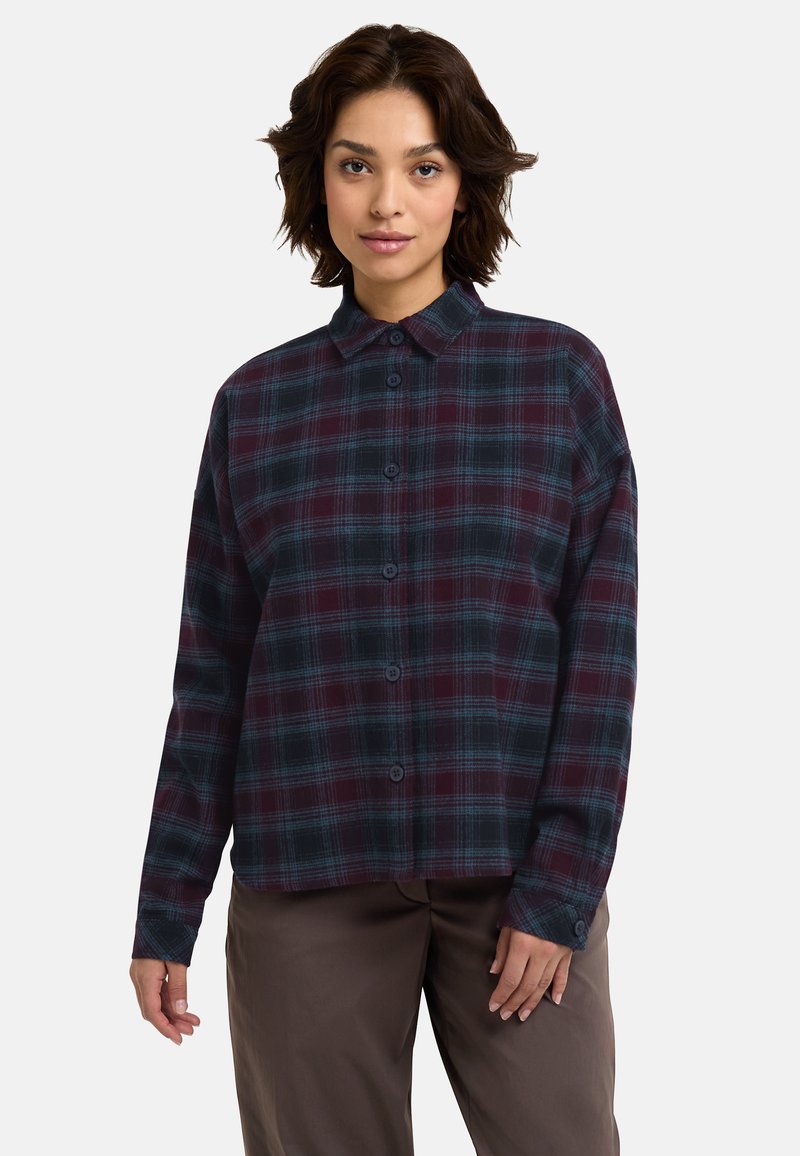 Camicia a quadri rossa e blu con colletto, maniche lunghe e vestibilità comoda. Presenta piccoli bottoni e una texture di tessuto morbido.