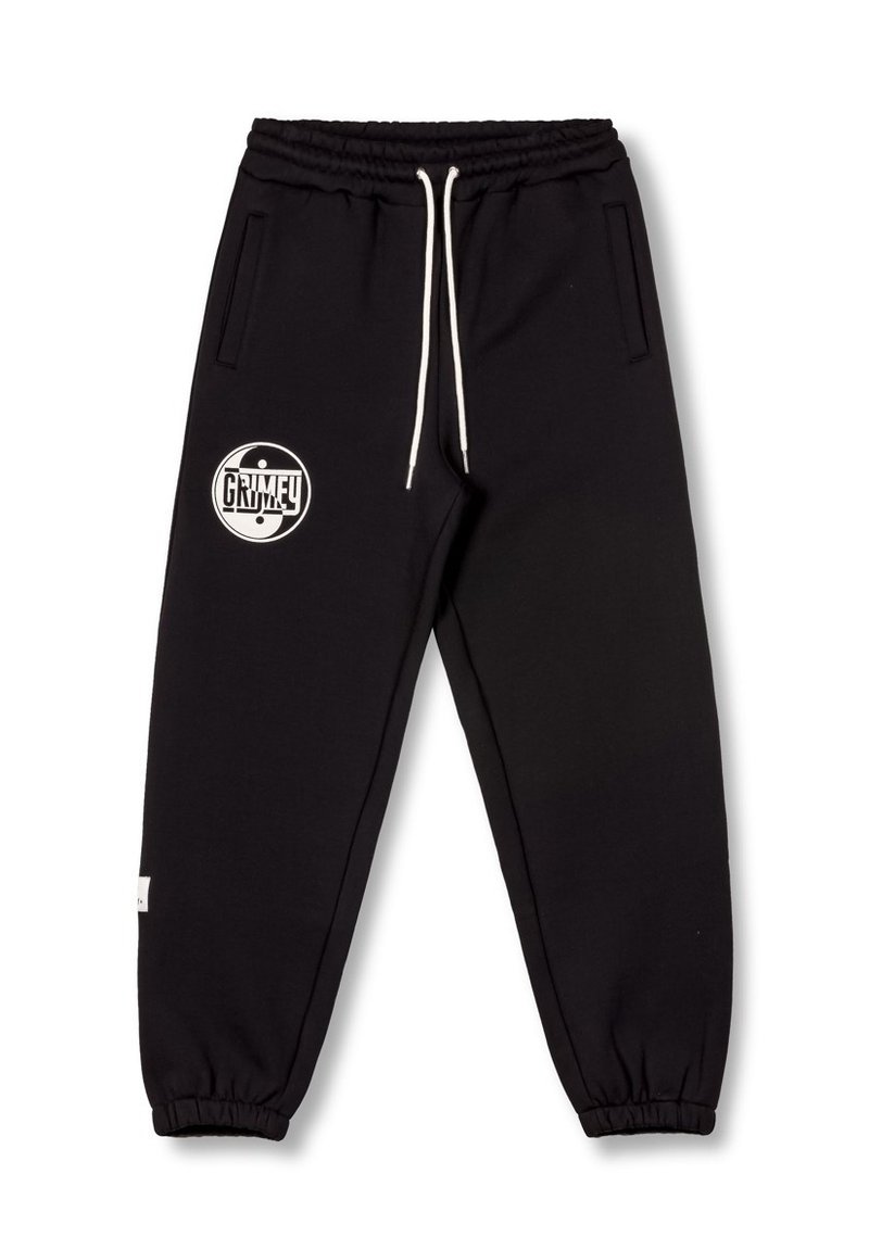 Zwarte joggingbroek van zacht materiaal, met een elastische tailleband met trekkoord, zijzakken en een wit logo op de linker bovenbeen.