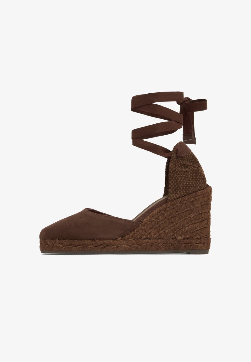 Chaussure espadrille compensée marron avec bout fermé, semelle en corde tressée et brides à nouer autour de la cheville.