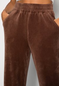 Hollister Co. WIDE LEG - Calças de fato de treino - camel