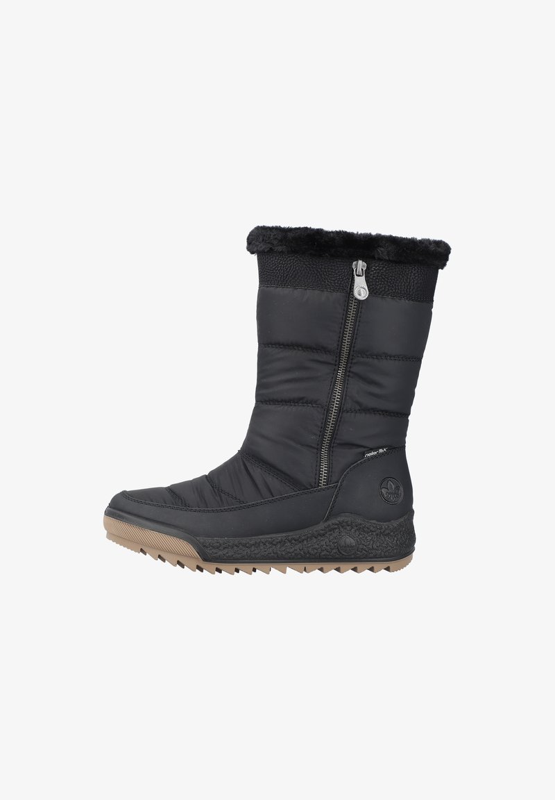 Botas aisladas negras con un puño de felpa, cremallera lateral, suela de goma texturizada y parte superior de tela acolchada con patrones cosidos.