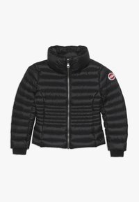 Schwarze Daunenjacke mit hohem Kragen, Reißverschluss und horizontalen Nähten. Verfügt über ein Logopatch am linken Arm und gerippte Bündchen.