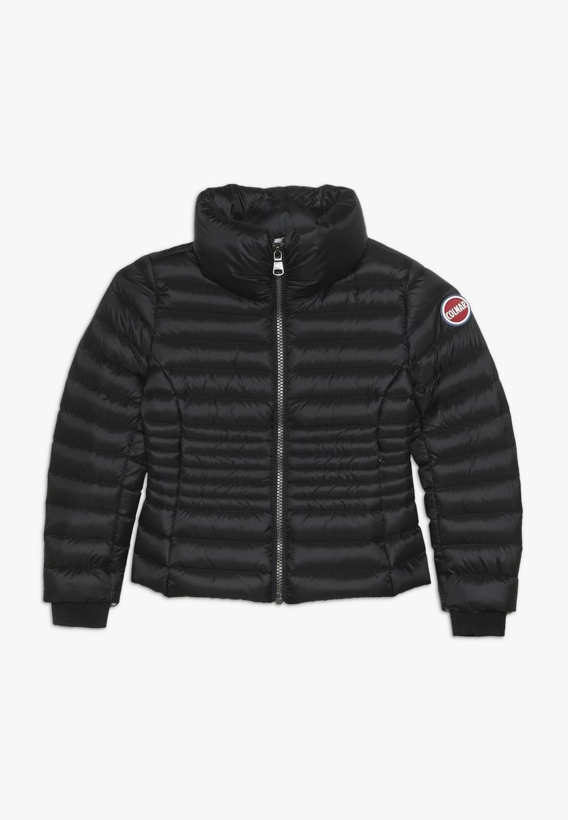 Schwarze Daunenjacke mit hohem Kragen, Reißverschluss und horizontalen Nähten. Verfügt über ein Logopatch am linken Arm und gerippte Bündchen.