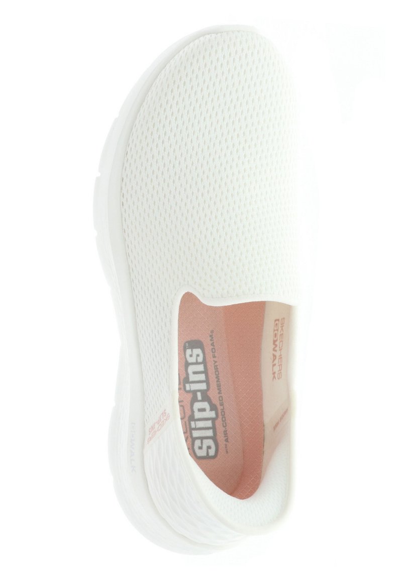 Scarpa bianca slip-on realizzata in mesh traspirante. Presenta una morbida soletta rosa e una suola bianca testurizzata senza lacci visibili.