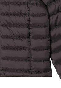 Chaqueta oscura y acolchada con patrón de acolchado horizontal, cierre de cremallera y tejido suave y brillante. Ajustada en la cintura con mangas rectas.