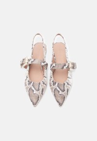 Παπούτσια slingback με μυτερή μύτη σε υφή φιδιού με μπεζ και καφέ τόνους. Διαθέτουν διακοσμητικό λουράκι και λεπτομέρεια αγκράφας.