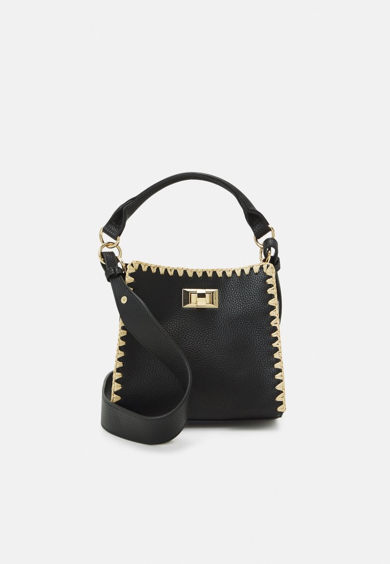 Borsa a tracolla nera in pelle con cuciture a zigzag in oro, manico superiore, tracolla regolabile e dettaglio con chiusura rettangolare sul davanti.