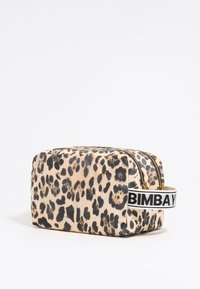 Leopardimustriga kosmeetikakott, valmistatud kangast, ristküliku kujuga, kahe tõmblukuga ja valge lint, millel on tekst "BIMBA Y."