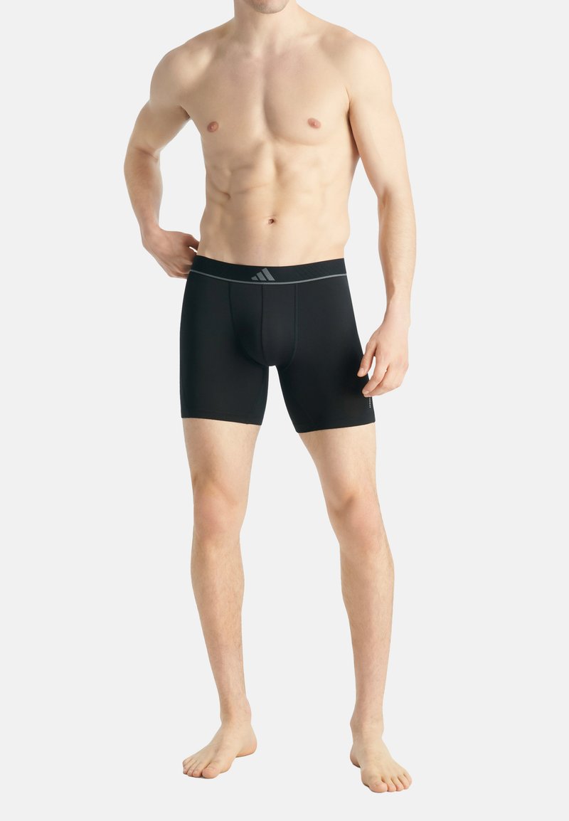 Boxer shorts sportivi neri realizzati in materiale elastico, con un design semplice e una vita sottile con un discreto dettaglio del logo.