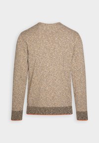 Strickpullover mit einem melierten braun-beigen Muster, Rundhalsausschnitt, langen Ärmeln und kontrastierendem orangefarbenem Besatz an den Bündchen und dem Saum.