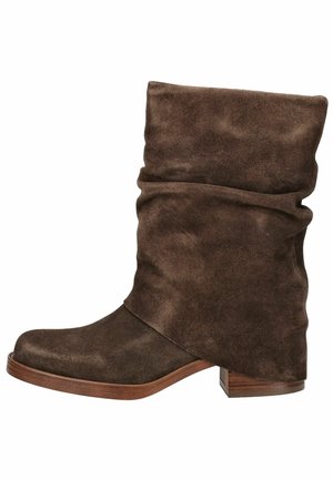 Brauner Wildleder-Stiefel in halber Wadenhöhe mit niedrigem, gestapeltem Holzabsatz und abgerundetem Zehenbereich.