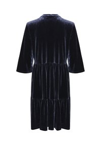 Rochie din catifea bleumarin, cu mâneci până la trei sferturi, design în straturi, talie strânsă și textură fină. Vedere din spate, lungime până la genunchi.