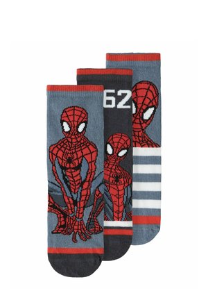 Trois paires de chaussettes gris et noir avec des hauts rouges présentant Spider-Man dans différentes poses et des rayures blanches sur une paire.