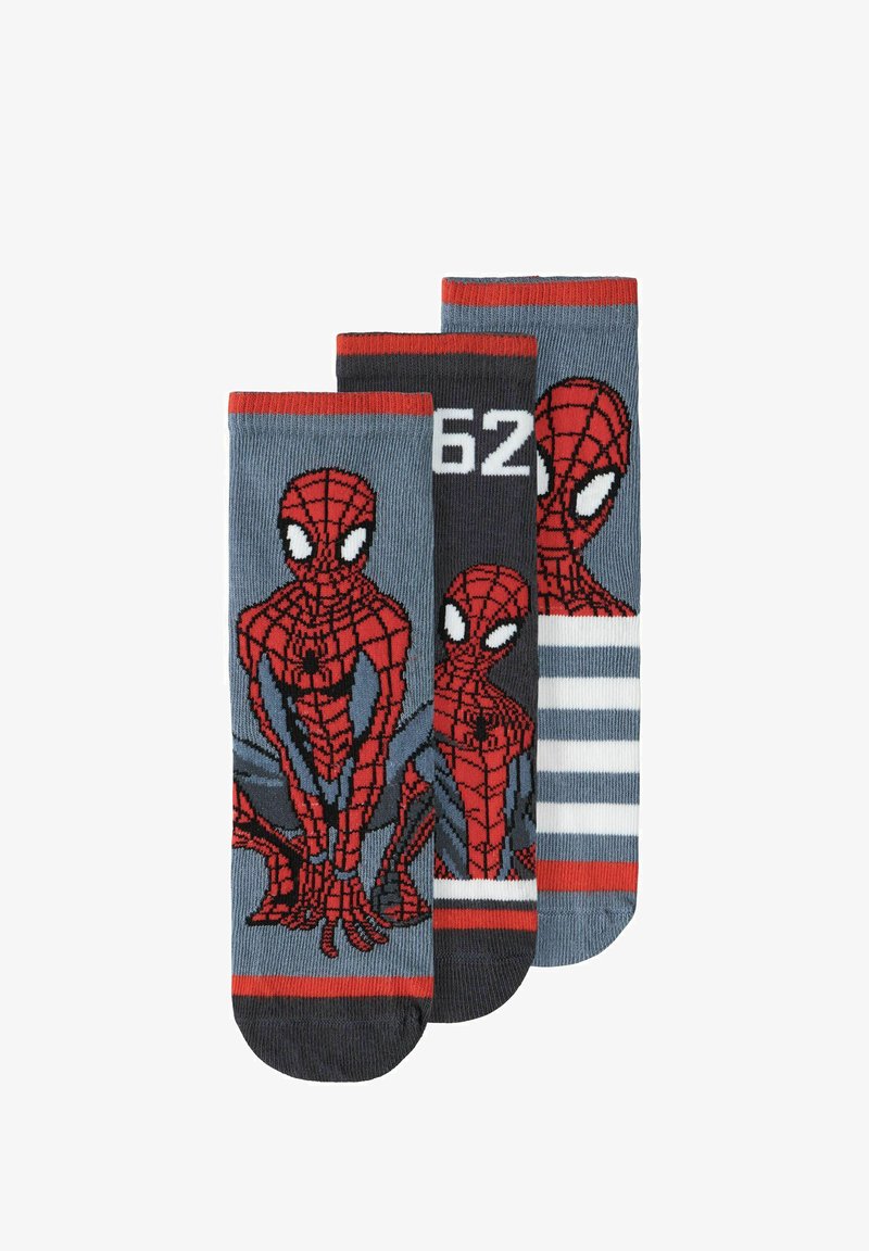 Trois paires de chaussettes gris et noir avec des hauts rouges présentant Spider-Man dans différentes poses et des rayures blanches sur une paire.