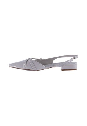 Scarpa slingback piatta in vernice bianca con punta appuntita e tacco basso a blocchetto, con cinturino che attraversa la parte anteriore.