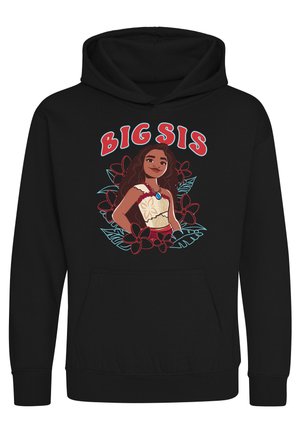 Sort hættetrøje med tegneserie af en selvsikker pige i tropisk outfit omgivet af røde blomster og blade, med fed tekst "BIG SIS" ovenover.