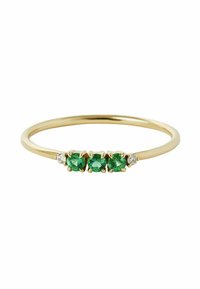 Anillo de oro con una banda delgada que presenta tres piedras preciosas verdes y dos pequeñas piedras transparentes, engastadas en garras, que muestran un diseño simple.