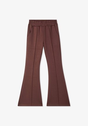Pantaloni a zampa d'elefante marroni con vita elastica, due tasche laterali e una texture liscia. Presentano pieghe frontali per un tocco di stile in più.